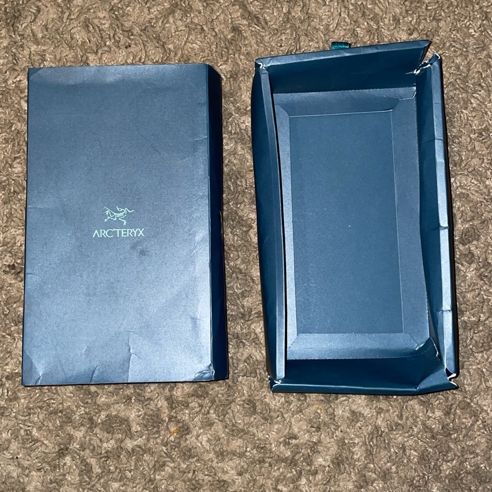Arc’teryx Limited Edition Lunar New Year Envelopes & Box View 3